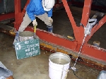 鉄骨建方完了・足元無収縮モルタル打設施工中